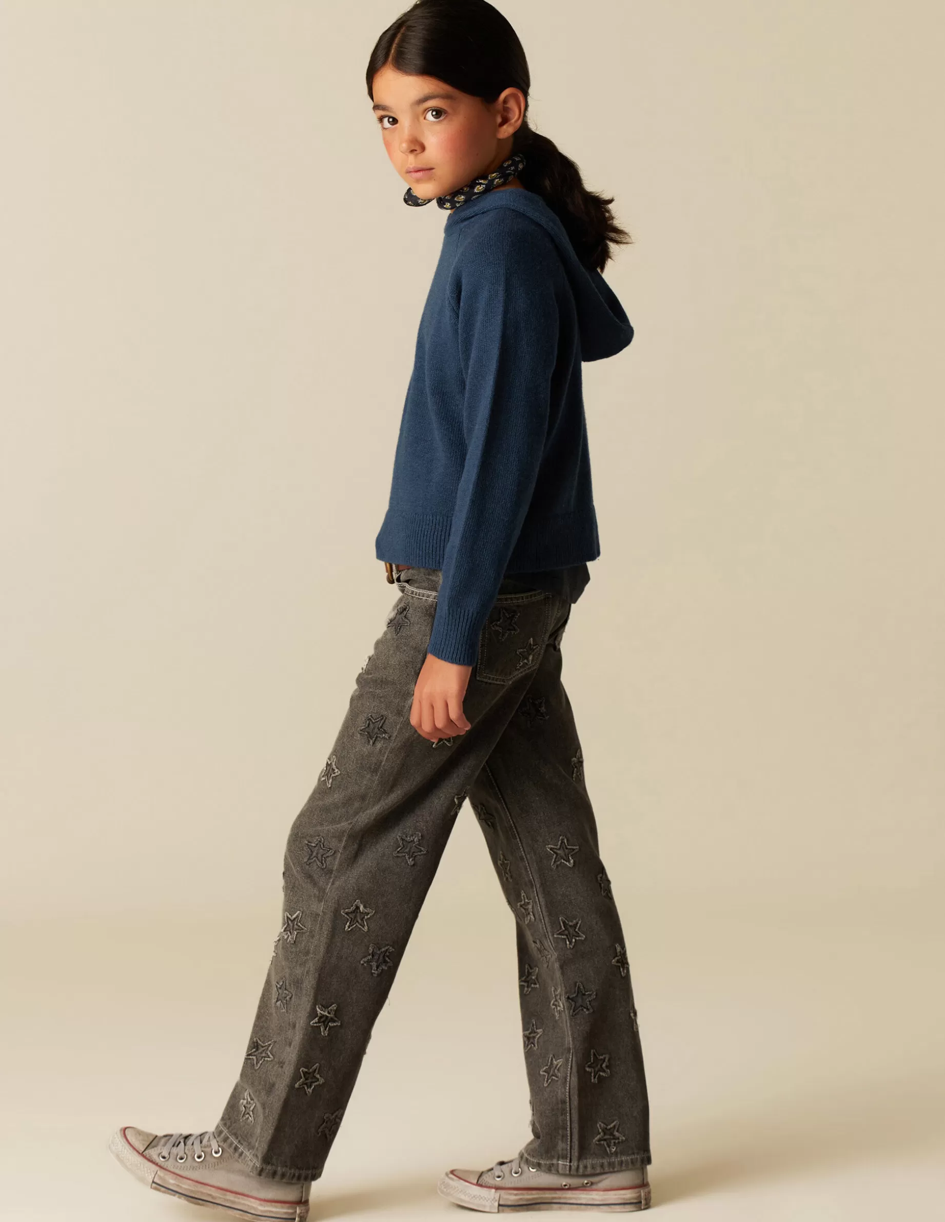 pantaln_estrellas_parches_gris_2.webp Hot NÍCOLI PANTALÓN ESTRELLAS PARCHES GRIS Grises