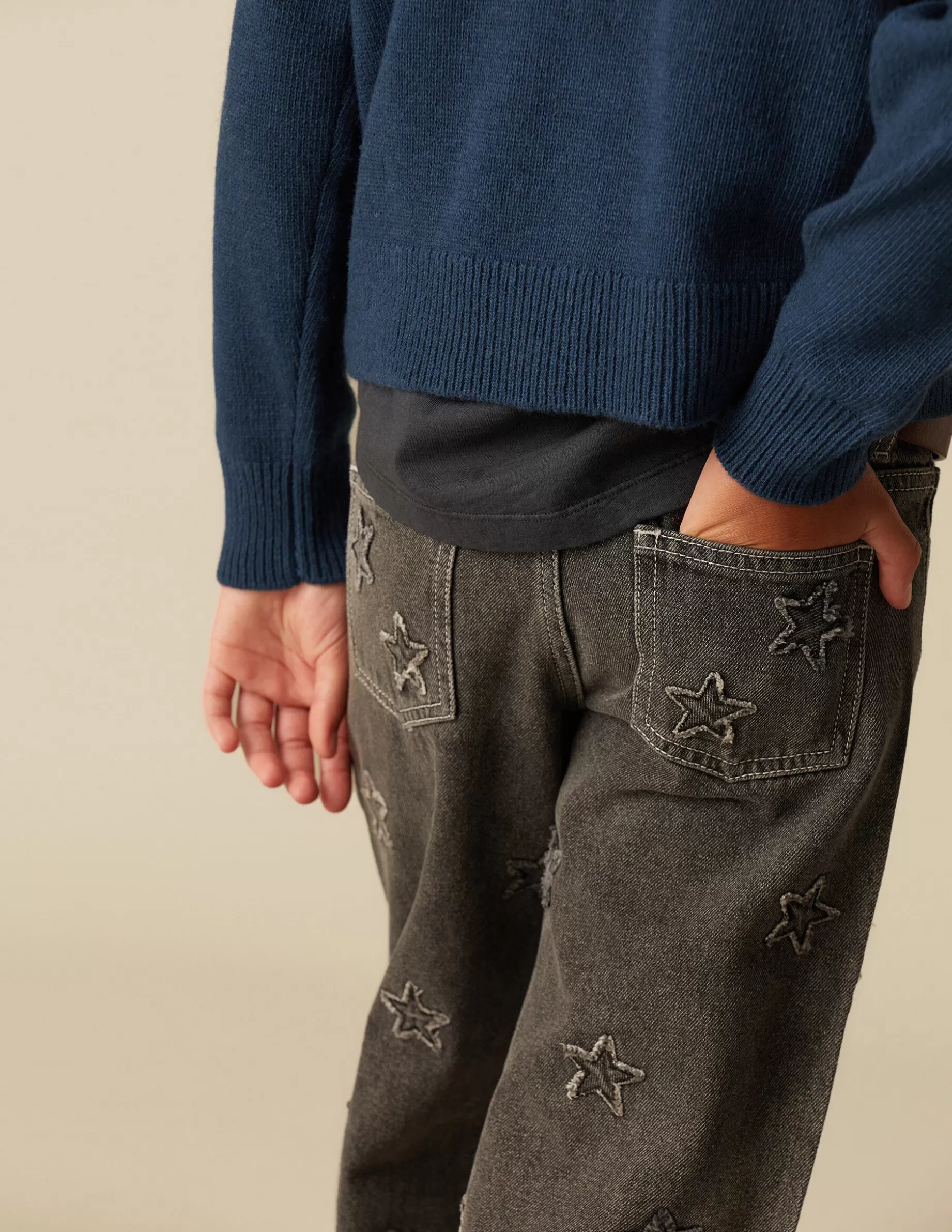 pantaln_estrellas_parches_gris_3.webp Hot NÍCOLI PANTALÓN ESTRELLAS PARCHES GRIS Grises