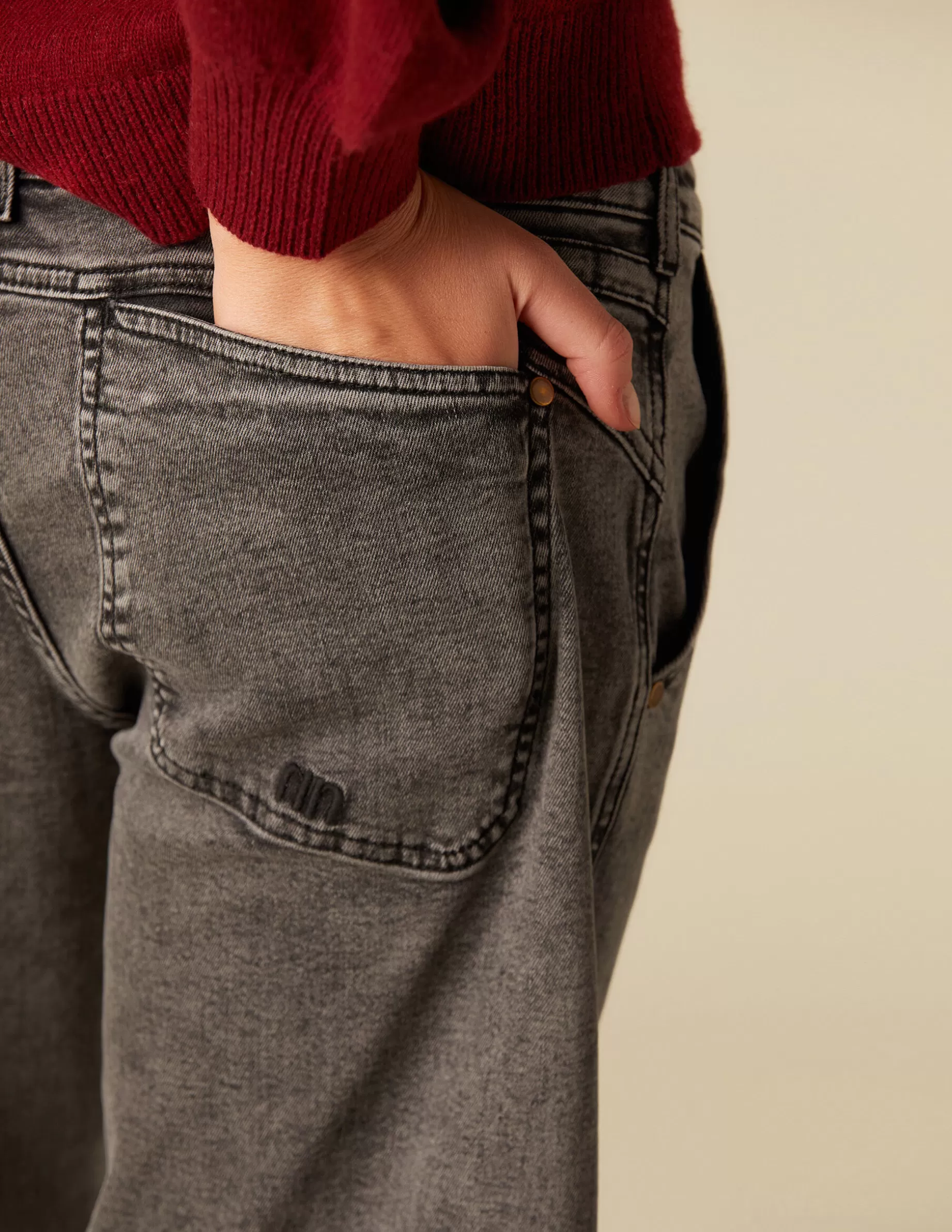 pantaln_nn_bordado_gris_3.webp Shop NÍCOLI PANTALÓN NN BORDADO GRIS Grises