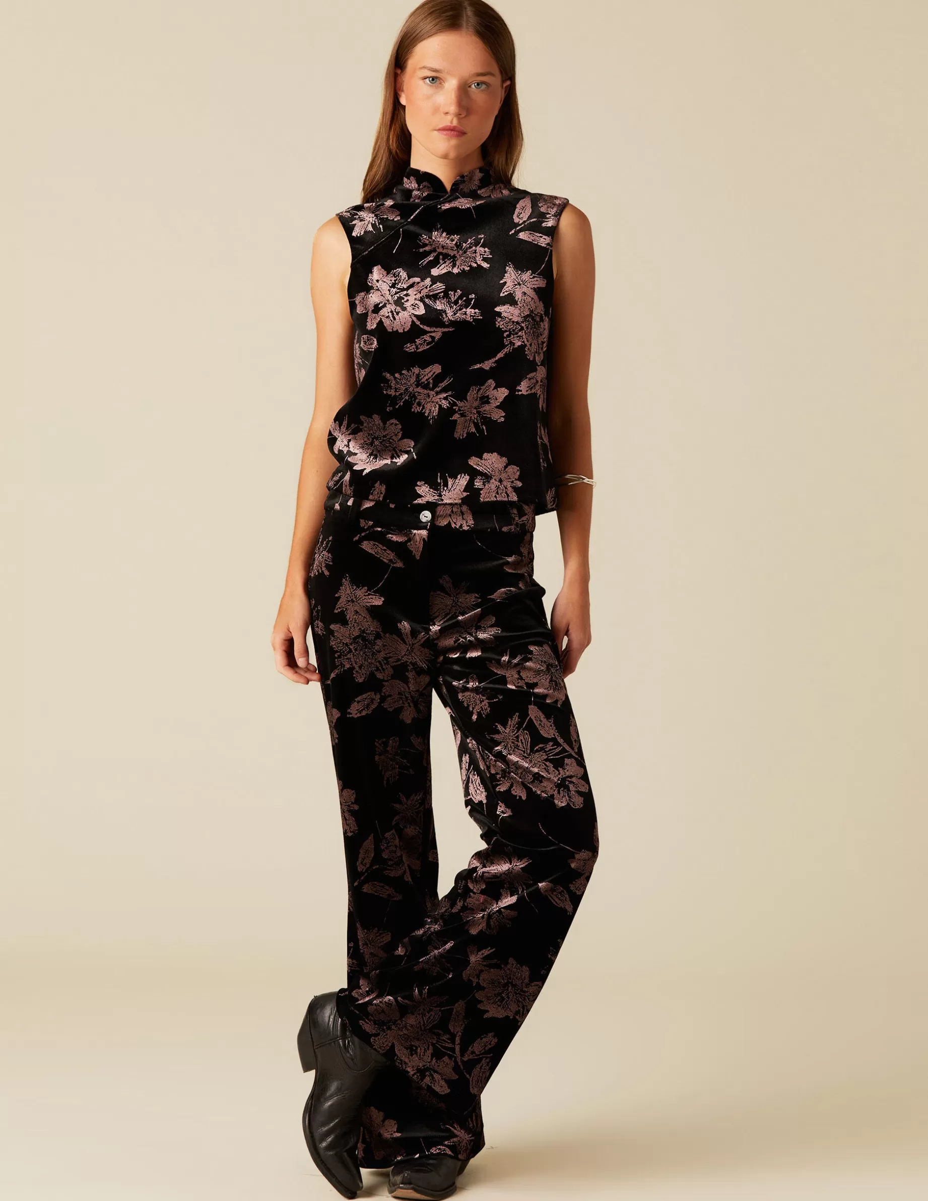 pantaln_terciopelo_flor_mora_2.webp Best NÍCOLI PANTALÓN TERCIOPELO FLOR Mora