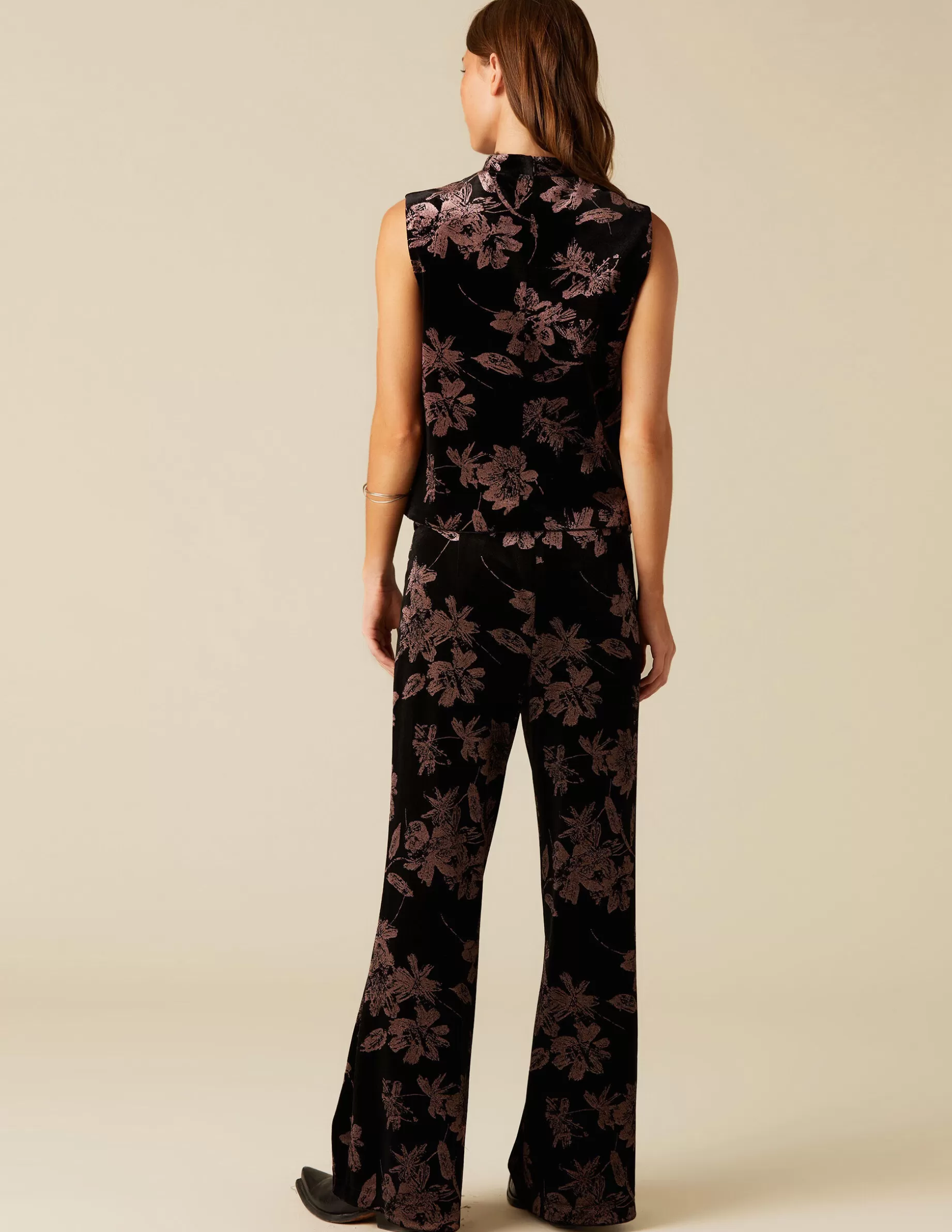 pantaln_terciopelo_flor_mora_3.webp Best NÍCOLI PANTALÓN TERCIOPELO FLOR Mora