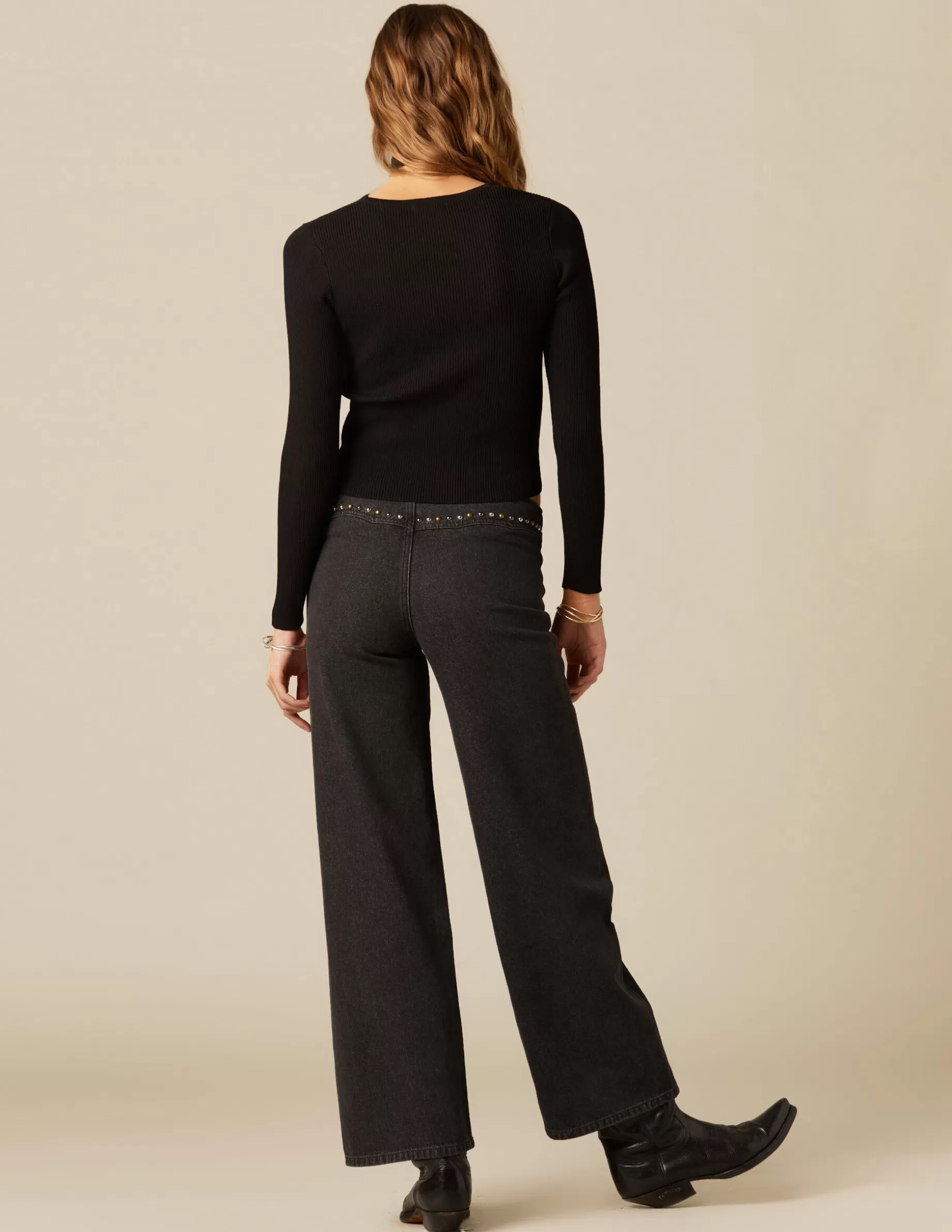 top_abertura_escote_tachas_negro_3.webp Hot NÍCOLI TOP ABERTURA ESCOTE TACHAS NEGRO Negros